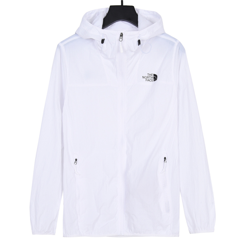 本地自取：💰180 放店120
 The north face 21ss 经典北面防晒服  适用季节:春夏秋采用防风防泼水面料，一是具有很好防风性能，二是有防泼水处理，将水分阻止表面三是能有效阻尘 阻油服饰表面干净颜色【白色】 Size：s-xxl