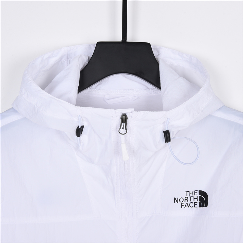 本地自取：💰180 放店120
 The north face 21ss 经典北面防晒服  适用季节:春夏秋采用防风防泼水面料，一是具有很好防风性能，二是有防泼水处理，将水分阻止表面三是能有效阻尘 阻油服饰表面干净颜色【白色】 Size：s-xxl