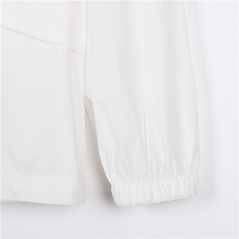 本地自取：💰180 放店120
 The north face 21ss 经典北面 防紫外线 防晒服 适用季节:春夏秋采用防风防泼水面料，一是具有很好防风性能，二是有防泼水处理，将水分阻止表面三是能有效阻尘 阻油服饰表面干净颜色【白色】 Size：s-xxl