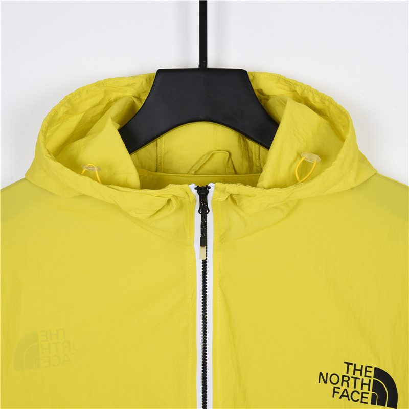 本地自取：💰180 放店120 The north face 21ss 经典北面 防紫外线 防晒服 适用季节:春夏秋采用防风防泼水面料，一是具有很好防风性能，二是有防泼水处理，将水分阻止表面三是能有效阻尘 阻油服饰表面干净颜色【白色】 Size：s-xxl