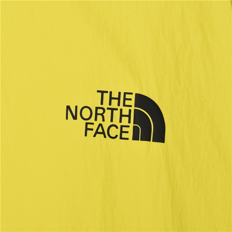本地自取：💰180 放店120 The north face 21ss 经典北面 防紫外线 防晒服 适用季节:春夏秋采用防风防泼水面料，一是具有很好防风性能，二是有防泼水处理，将水分阻止表面三是能有效阻尘 阻油服饰表面干净颜色【白色】 Size：s-xxl