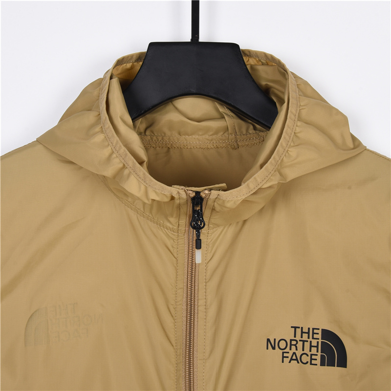 本地自取：💰180 放店120
 The north face 21ss 经典北面 防紫外线 防晒服 适用季节:春夏秋采用防风防泼水面料，一是具有很好防风性能，二是有防泼水处理，将水分阻止表面三是能有效阻尘 阻油服饰表面干净颜色【白色】 Size：s-xxl