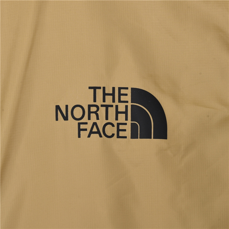 本地自取：💰180 放店120
 The north face 21ss 经典北面 防紫外线 防晒服 适用季节:春夏秋采用防风防泼水面料，一是具有很好防风性能，二是有防泼水处理，将水分阻止表面三是能有效阻尘 阻油服饰表面干净颜色【白色】 Size：s-xxl