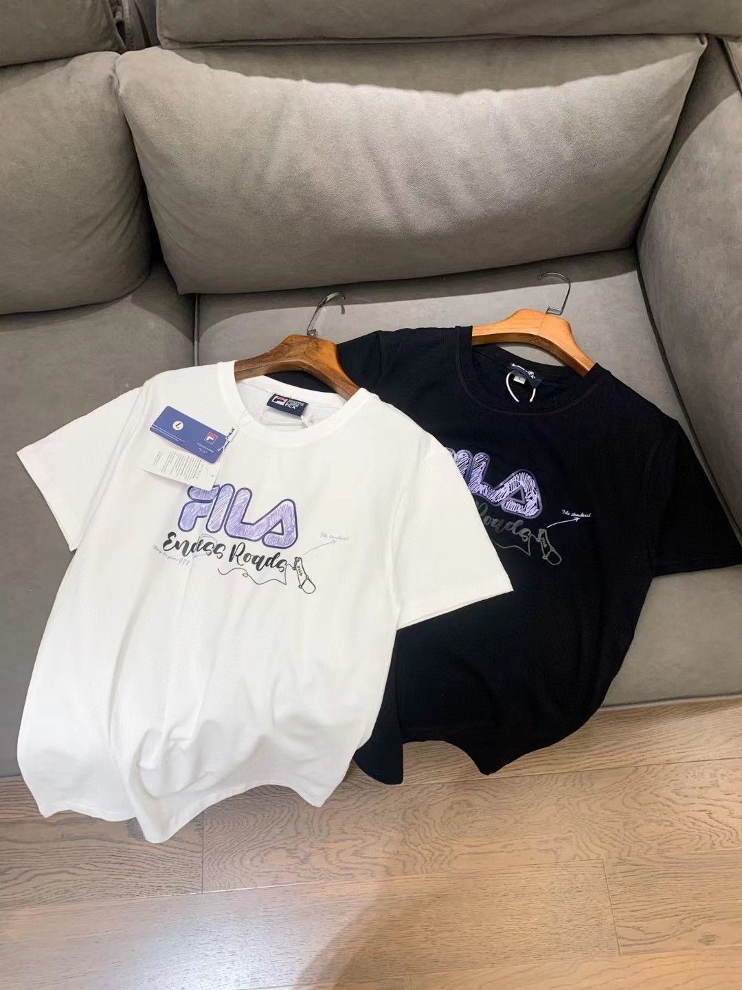 💰80
2024ss夏季FILA/斐乐新款欧阳娜娜同款LOGO男女款短袖T恤胸前涂鸦图案简单大方极为耐看穿搭性能更是有目共睹240g纯棉材质亲肤透气垂感自然不易变形经久耐穿并且真的是超级百搭质量绝对保证
颜色:黑色 白色
尺码	胸围	衣长	袖长	肩宽	
M100	68	19	41	
L	108	72	21	45
xl112 74 22 47