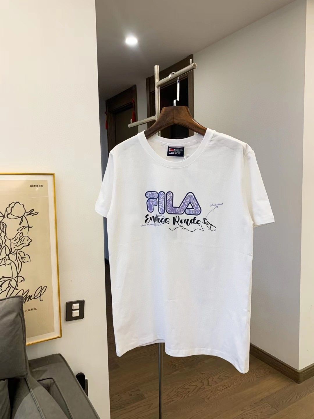 💰80
2024ss夏季FILA/斐乐新款欧阳娜娜同款LOGO男女款短袖T恤胸前涂鸦图案简单大方极为耐看穿搭性能更是有目共睹240g纯棉材质亲肤透气垂感自然不易变形经久耐穿并且真的是超级百搭质量绝对保证
颜色:黑色 白色
尺码	胸围	衣长	袖长	肩宽	
M100	68	19	41	
L	108	72	21	45
xl112 74 22 47