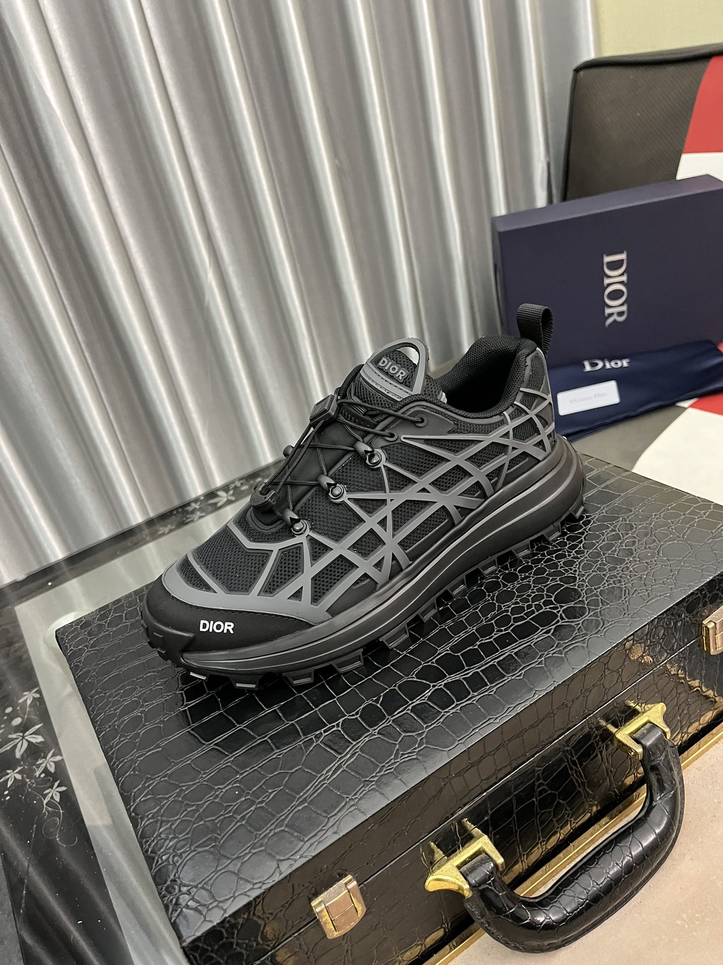 NO:510864,B31 RUNNER sneakers highlight the fashionable outline, adorned with curved rattan plaids, reinterpreting classic patterns in structural style, enriching the Dior 2023 summer men's clothing series. They are carefully crafted using the advanced craftsmanship of hiking shoes, integrating outdoor culture with Dior inheritance. The number of 38-445 colors is available, dior, sneakers19860909B31 RUNNER 运动鞋突显时髦轮廓,饰以曲纹藤格纹,以结构风格重新演绎经典图案,丰富了迪奥二零二三夏季男装系列.采用徒步鞋的先进工艺精心制作,将户外文化与迪奥承传融为一体.码数38-445色可选,,dior,sneakers,Men's shoes