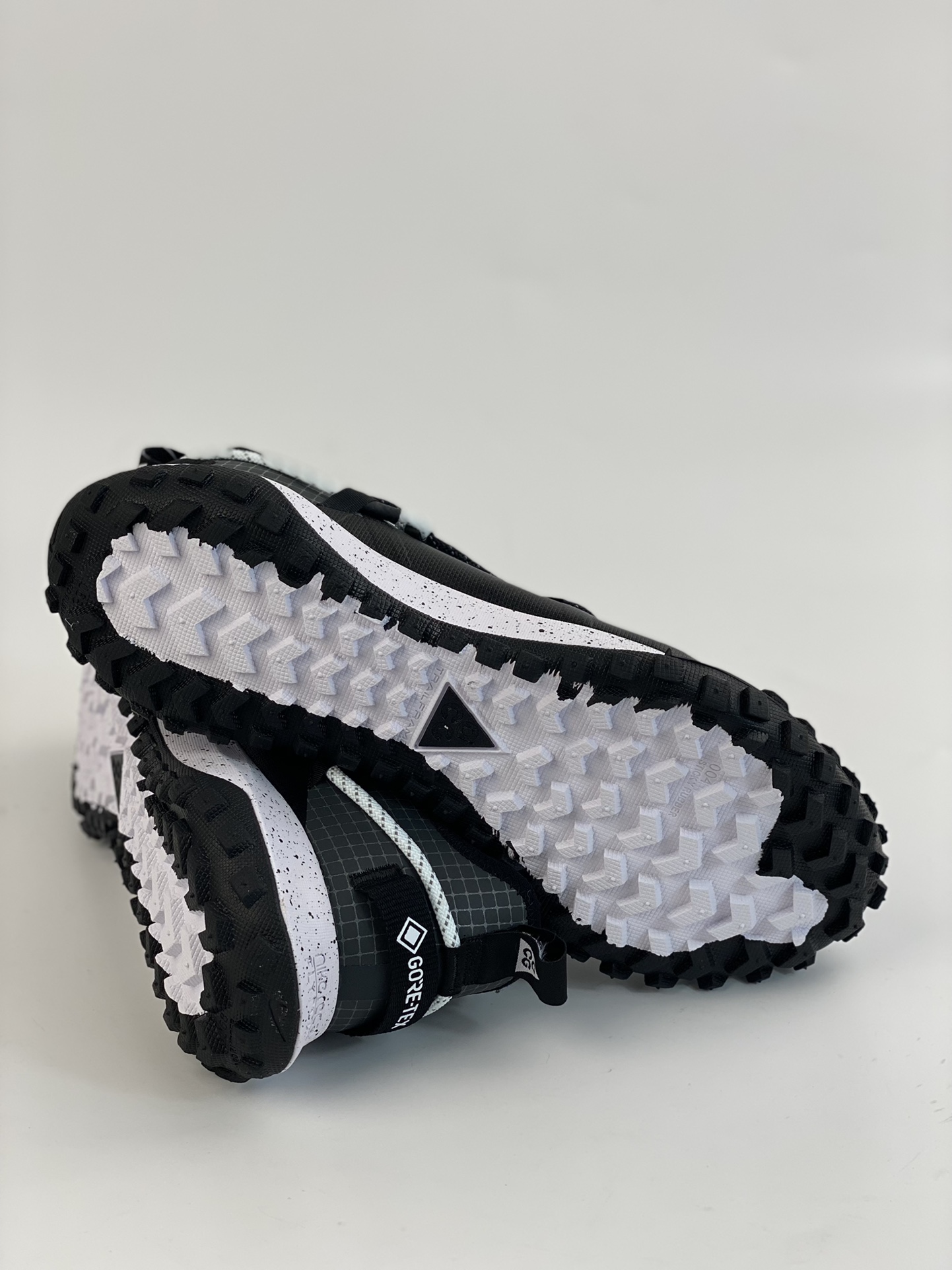 210 Nike ACG Mountain Fly Low GORE-TEX 户外登山运动鞋/黑白 DD2861-010