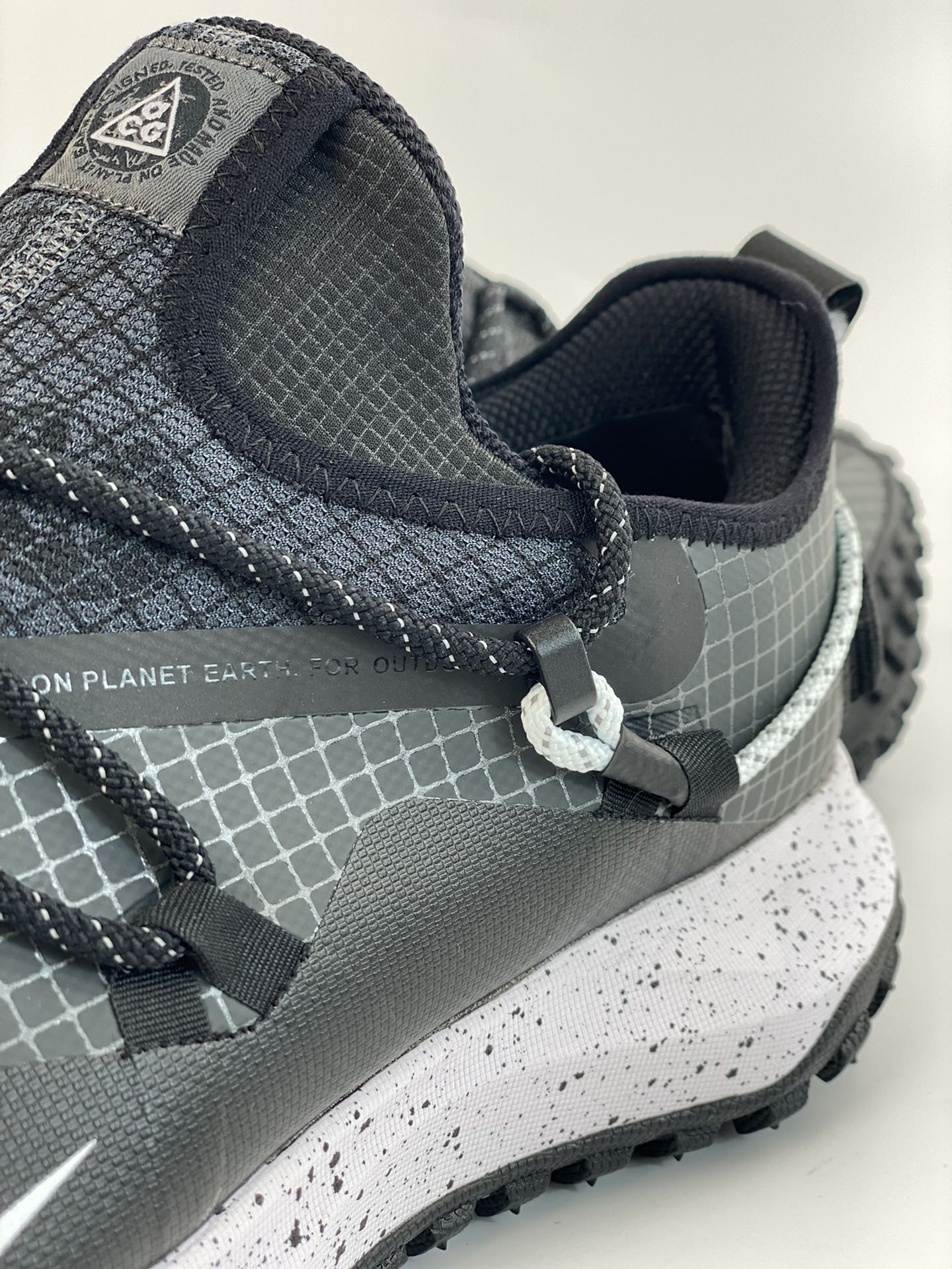 210 Nike ACG Mountain Fly Low GORE-TEX 户外登山运动鞋/黑白 DD2861-010