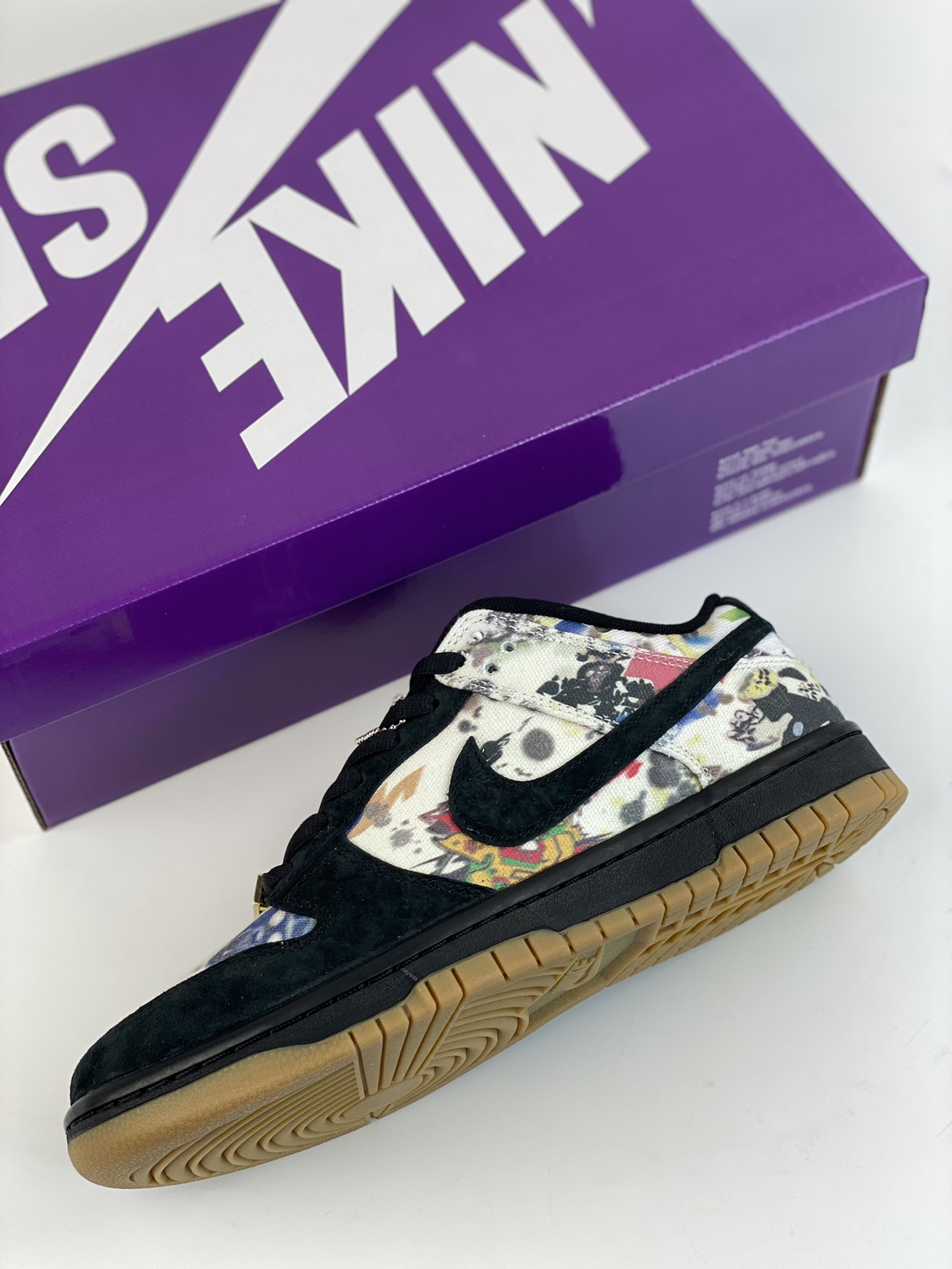 350 Supreme x Nike SB Dunk Low ”Rammellzee”联名黑彩 FD8778-001
