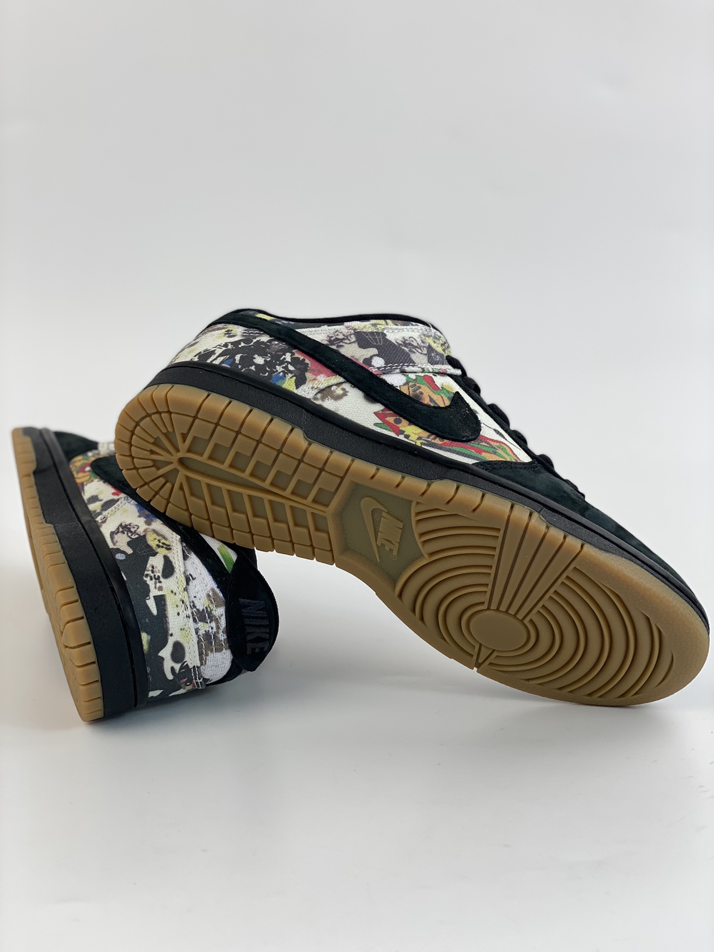 350 Supreme x Nike SB Dunk Low ”Rammellzee”联名黑彩 FD8778-001
