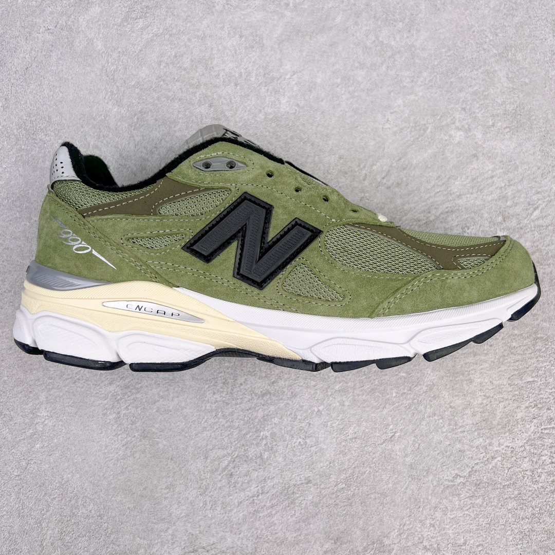 ＃ZC总裁 JJJJound x New Balance M990JD3 新百伦NB990V3 联名草绿色 第三代总统复古慢跑鞋 正确3M反光细节 原楦原纸版开发 正确6层组合底模精密开发 搭载全新碳素中底 后跟透明TPU水晶装饰条稳固 沿用了引以为傲的跑鞋手工技艺 采用猪皮绒面并包裹局部透气网面的鞋身设计 菱网鞋舌上刻有New Balance USA 鞋面依旧身着经典的大热之灰 彰显了其高端的品质身份 尺码：36 37 37.5 38 38.5 39 40 40.5 41.5 42 42.5 43 44 44.5 45 46.5-选品中心