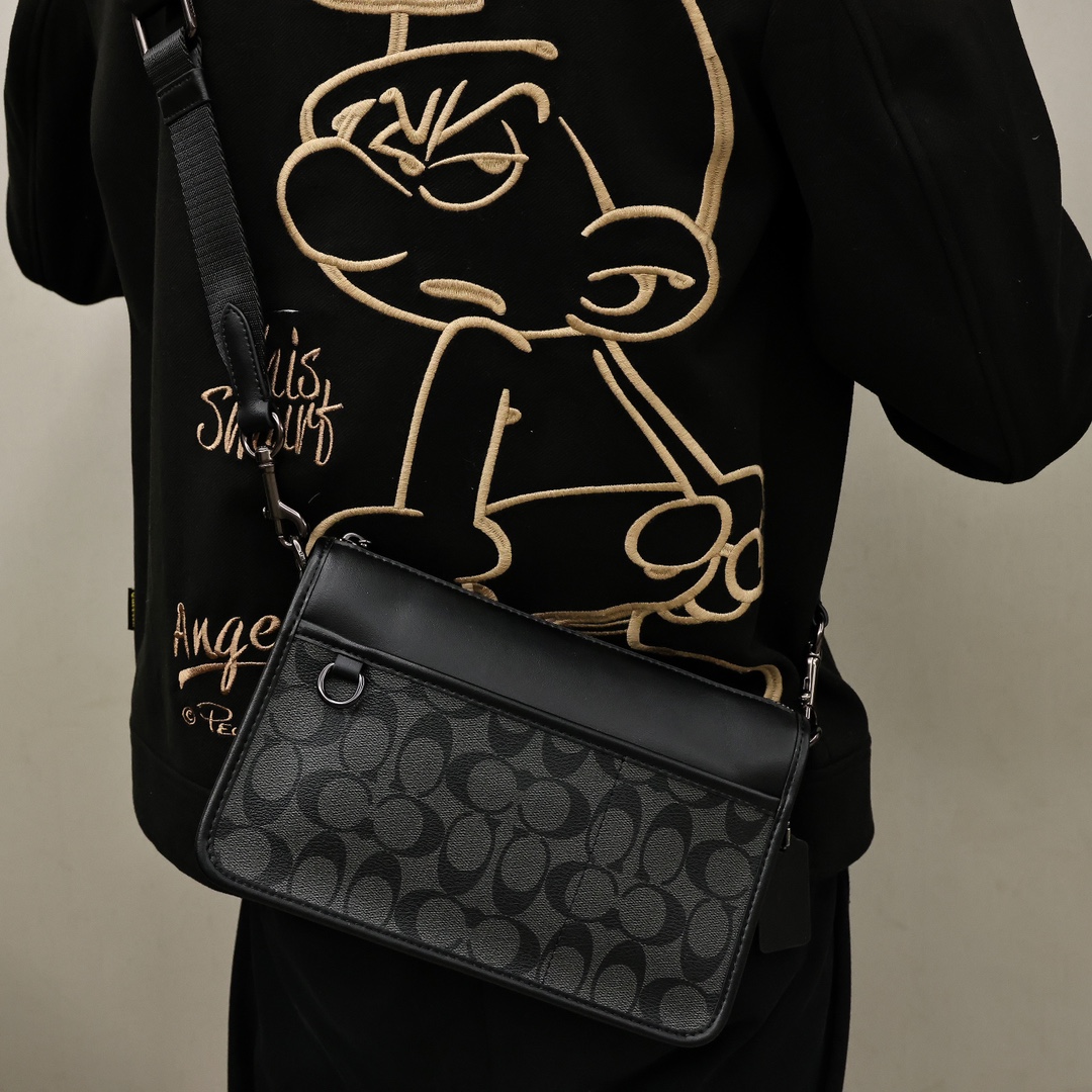 蔻驰三合一斜挎包💰260 标志性的Signature C印花,帅气十足,很多男生其实需要的就是这样一款不张扬,容量刚刚好的包包,这款包容量适中,能装下日常物品,配的小包才是灵魂,可以放置蓝牙耳机,包型有质感显年轻亦时尚。 规格:24.5*16*5cm