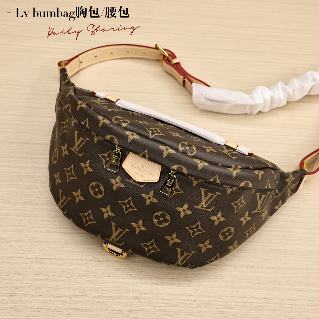 Lv bumbag腰包/胸包💰300 由Monogram Eclipse 帆布裁制而成，此款实用性腰包可为运动造型增添纯正的时髦休闲气质，既可用作腰包，亦可单肩背挎或斜挎，凸显时尚个性。 规格：37*14*13cm
