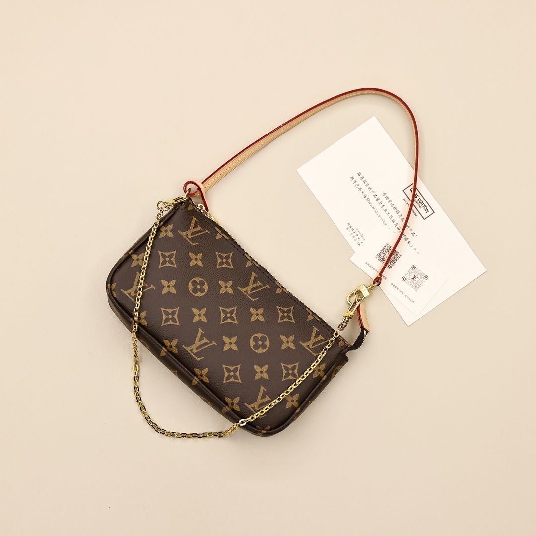 Lv Mila麻将包💰190 配有三款肩带（长+短+链条），手袋以柔软的Damier Azur 帆布制成，倍感清新柔美，淡雅的色彩与精致的皮链相得益彰，携带日用品的优雅之选。 规格：23.5*13.5*4cm