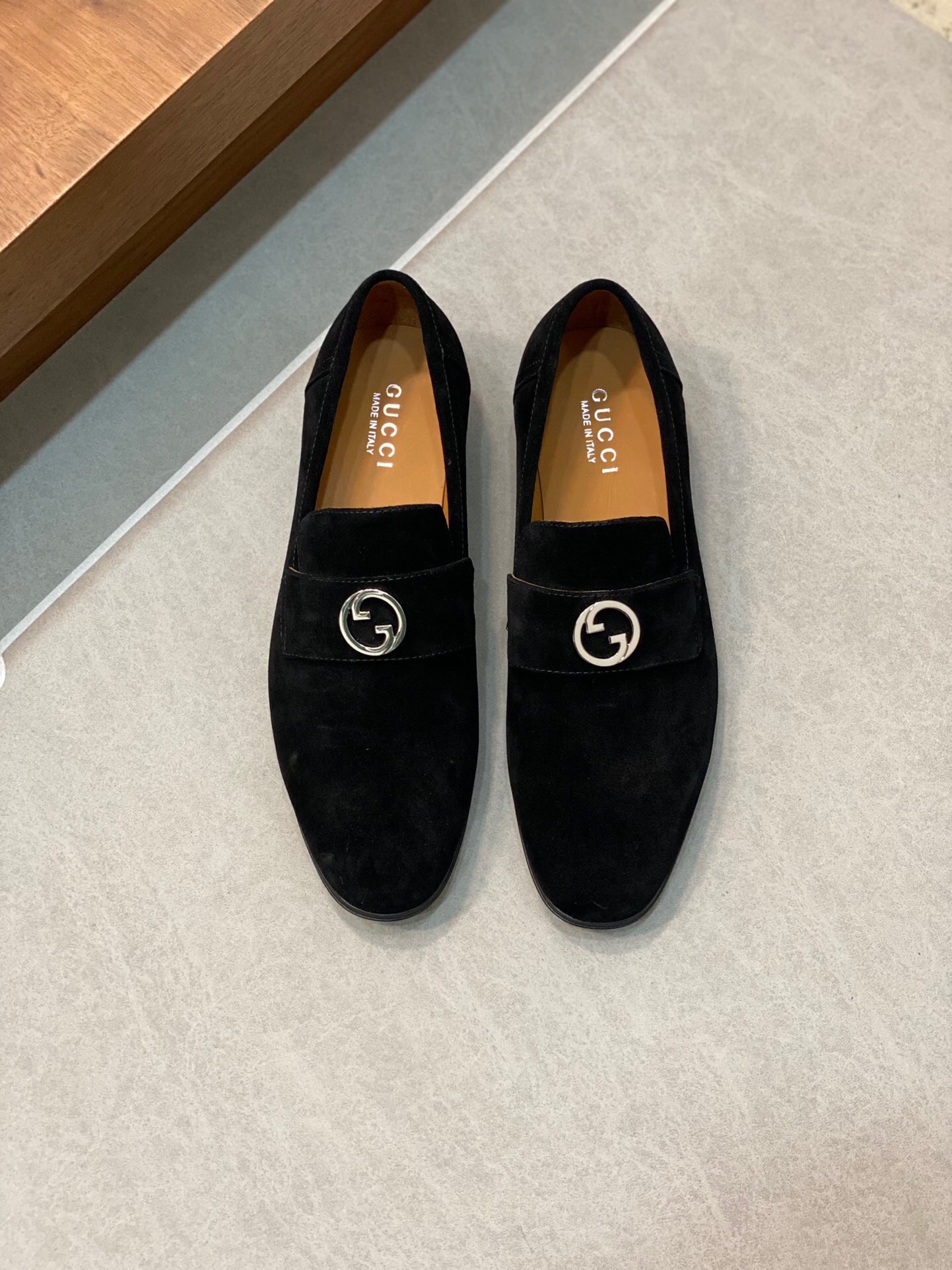 NO:216449,Brand G U C C I color original color matching Number of 39-44 standard codes Price Material Guqi new style Business formal leather shoes!  Quality please see the details Classic simple design Pure Goodyear hand-crafted and rigorous fine upper imported handmade cowhide leather to create fashionable headline cowhide inner high-end customization Original special supply (real leather sole) high quality Worth owning, Guqi leather shoes, cowhide, Leather soles19860909品牌G U C C I 颜色原版配色 码数39-44标准码 价格 材质古奇新款 商务正装皮鞋！质量请看细节经典简约设计纯固特异手工严谨精细鞋面进口手工牛皮制作打造出时尚头条牛皮内里高端定制 原版特供（真皮大底）高品质 值得拥有,古奇 皮鞋,cowhide,Leather soles,Men's shoes