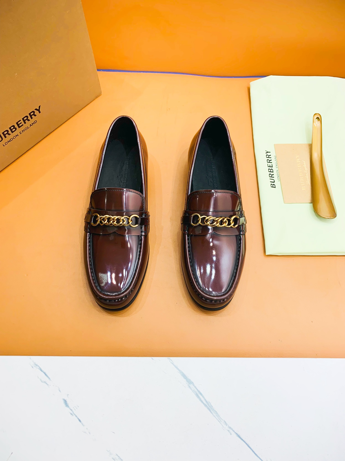 Zapatos de hombre de alta gama de B, sincronizados con el sitio web oficial, zapatos con suela de cuero Burberry, la pa…