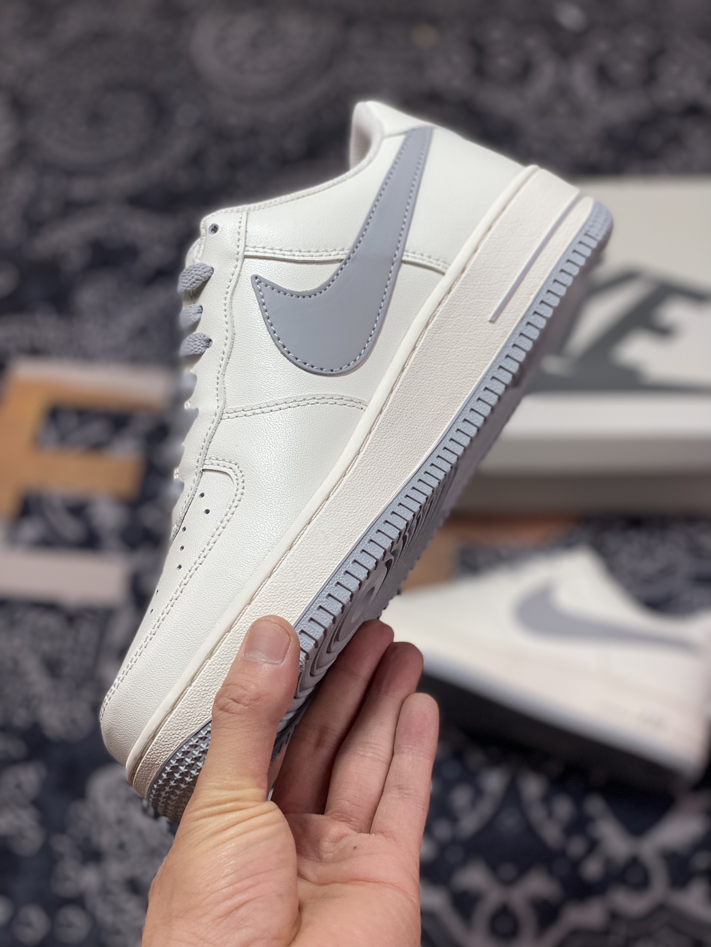 Nike Air Force 1 '07 Low QS ”White/Grey/Reflectiv Swoosh” Air Force One Sneakers ”Leather White Light Gray Angel Reflective Hook” LS0216-025