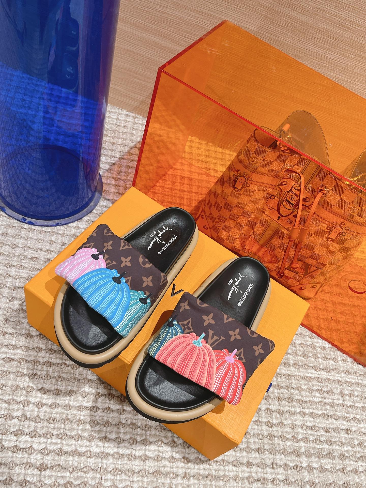 NO:481025,LV | Louis Vuitton Spring and Summer New Colors Top Version The latest down slippers in the counter are a hit by domestic and foreign bloggers. They are retro and fashionable and beautiful!  Official website main recommendation model, complete colors, nylon prescription cloth, full down, lining: sheepskin, original molded foamed sole, shoe size: women's size 35-40 (41. 42, no return or replacement), slippers, louis vuitton, louis vuitton, slippers, down jacket, sheepskin19860909LV | 路易威登 春夏新色 顶级版本 专柜最新款羽绒拖鞋  国内外博主刷爆的一款,复古又时髦上脚美炸了！官网主推款 颜色齐全 鞋面尼龙老花布全羽绒  内里: 羊皮 大底原版开模发泡大底 鞋码: 女码35-40（41 . 42不退不换）,拖鞋,louis vuitton,louis vuitton,slippers,down jacket,sheepskin,Women's Shoes