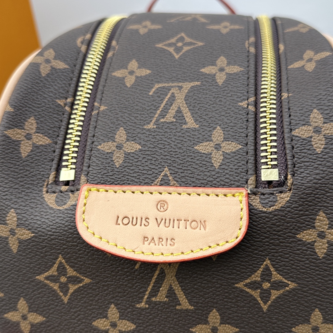 Damier Ebene Wash Bag - Zipper Detail