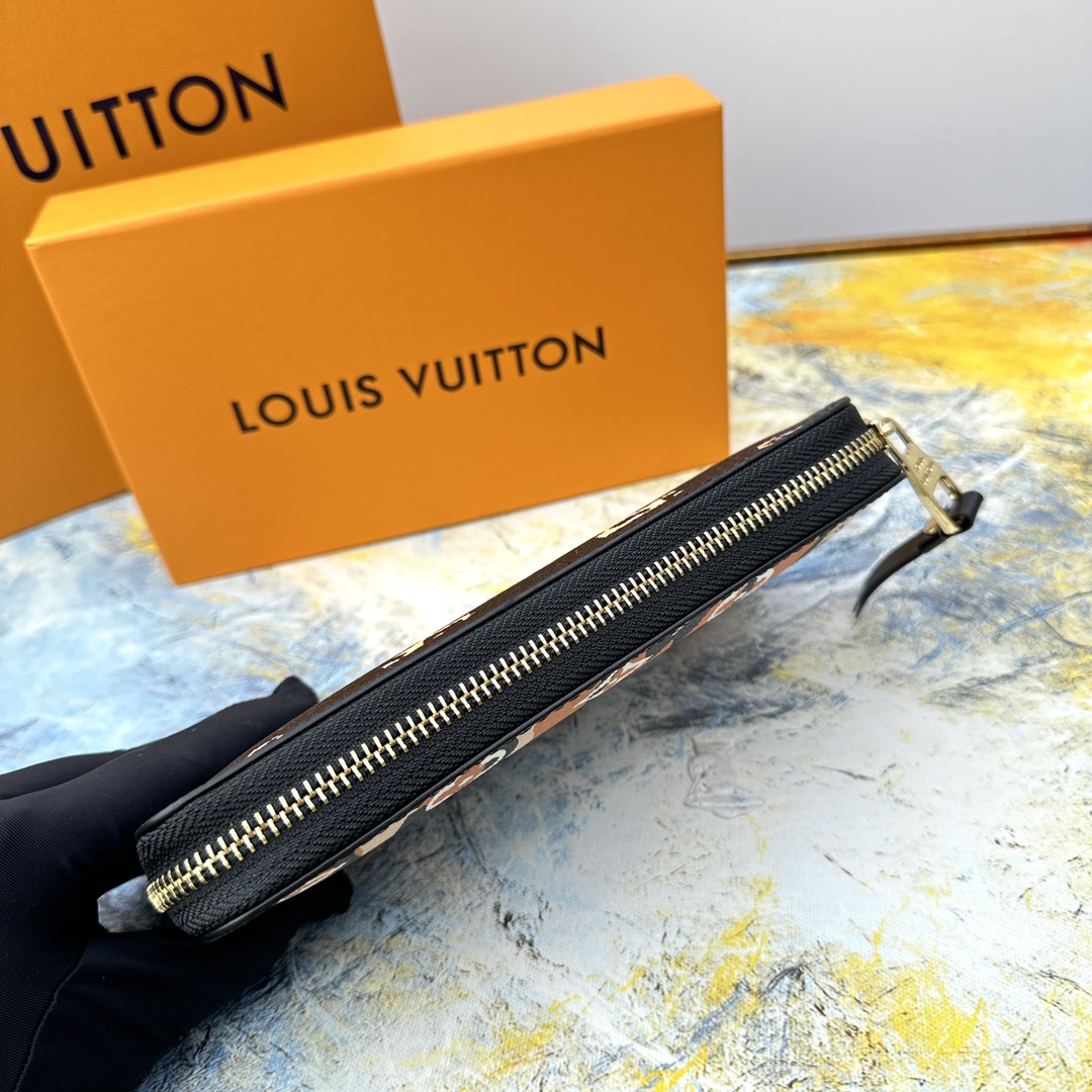 Bifold wallet in gift packaging