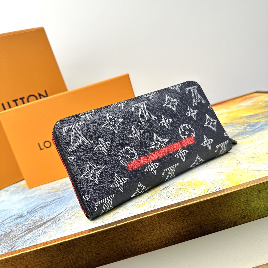 Interior view of the long leather wallet with card slots