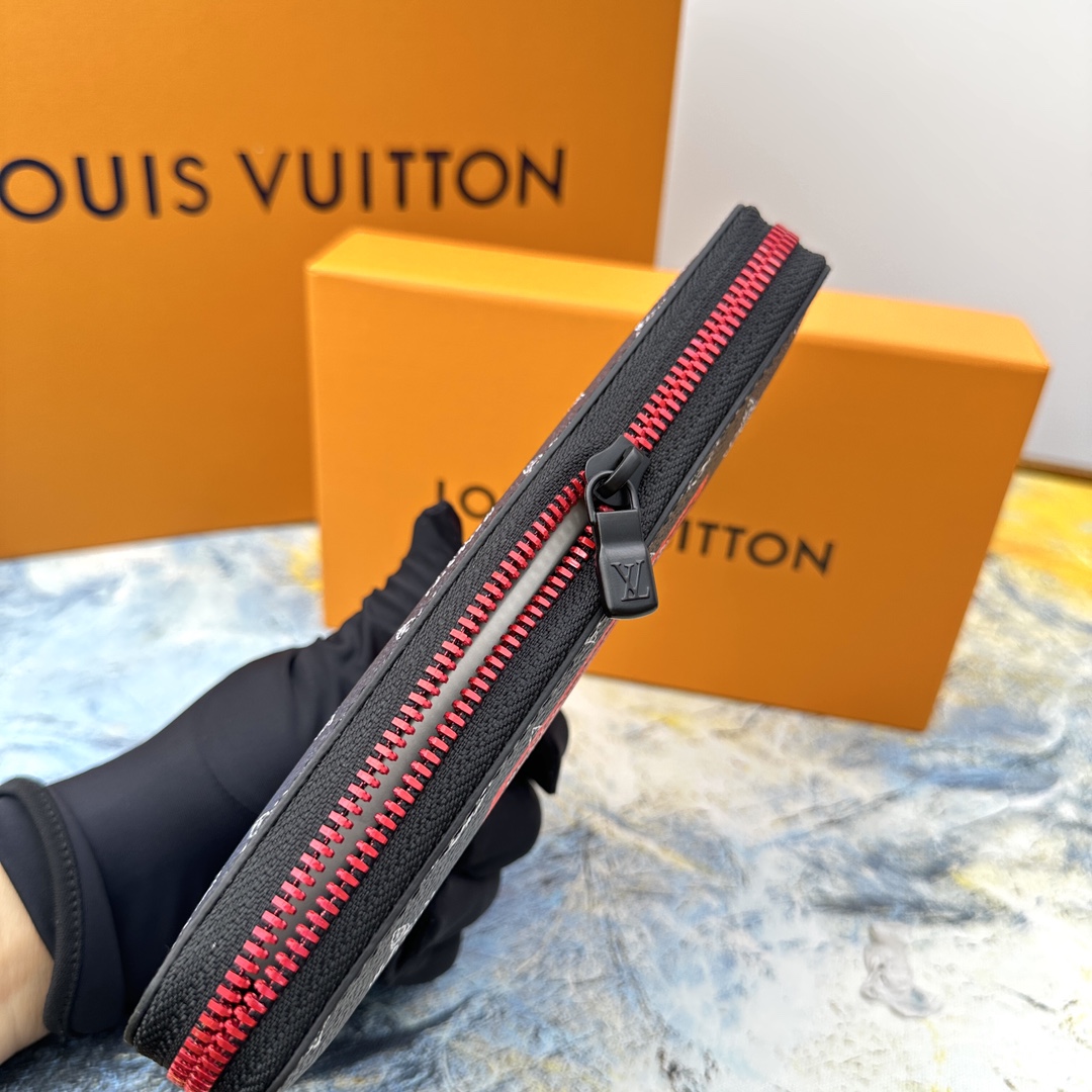 Close-up of the zipper on a leather long wallet