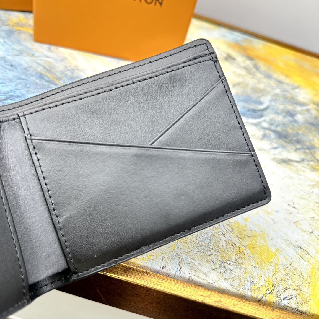Genuine leather bifold wallet gift presentation