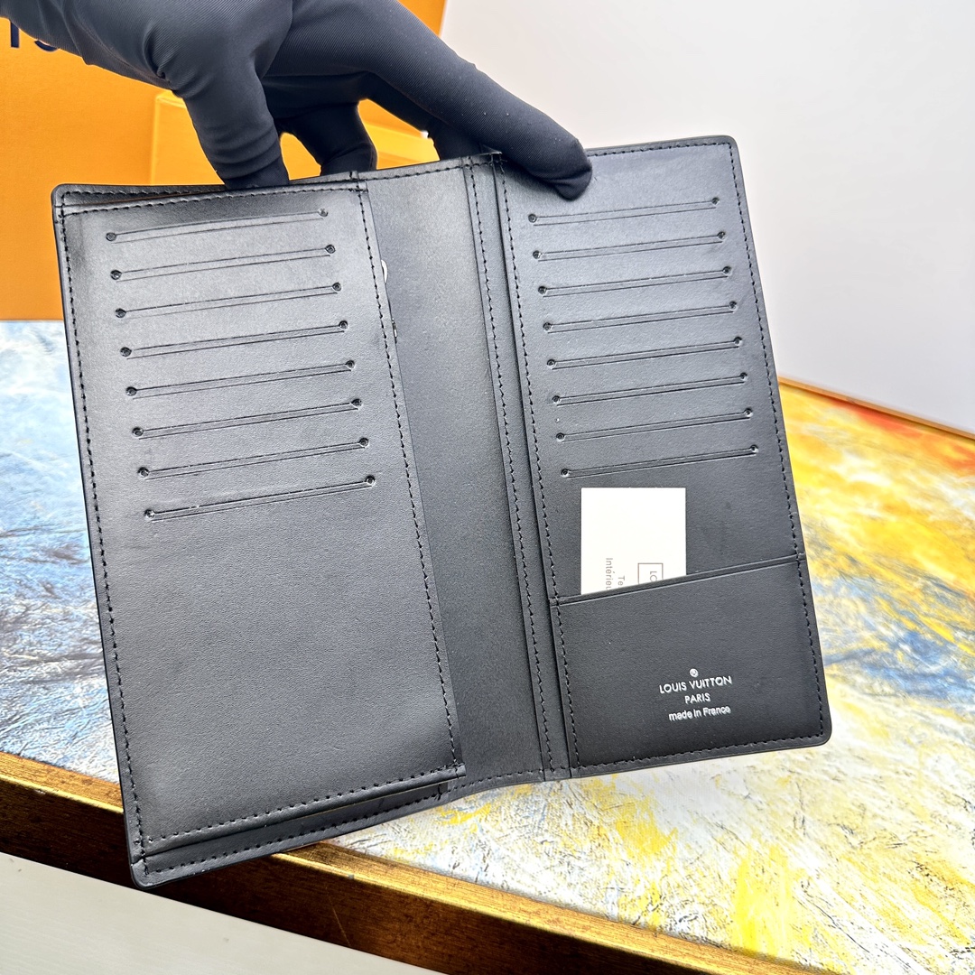 Leather bifold wallet interior card slots