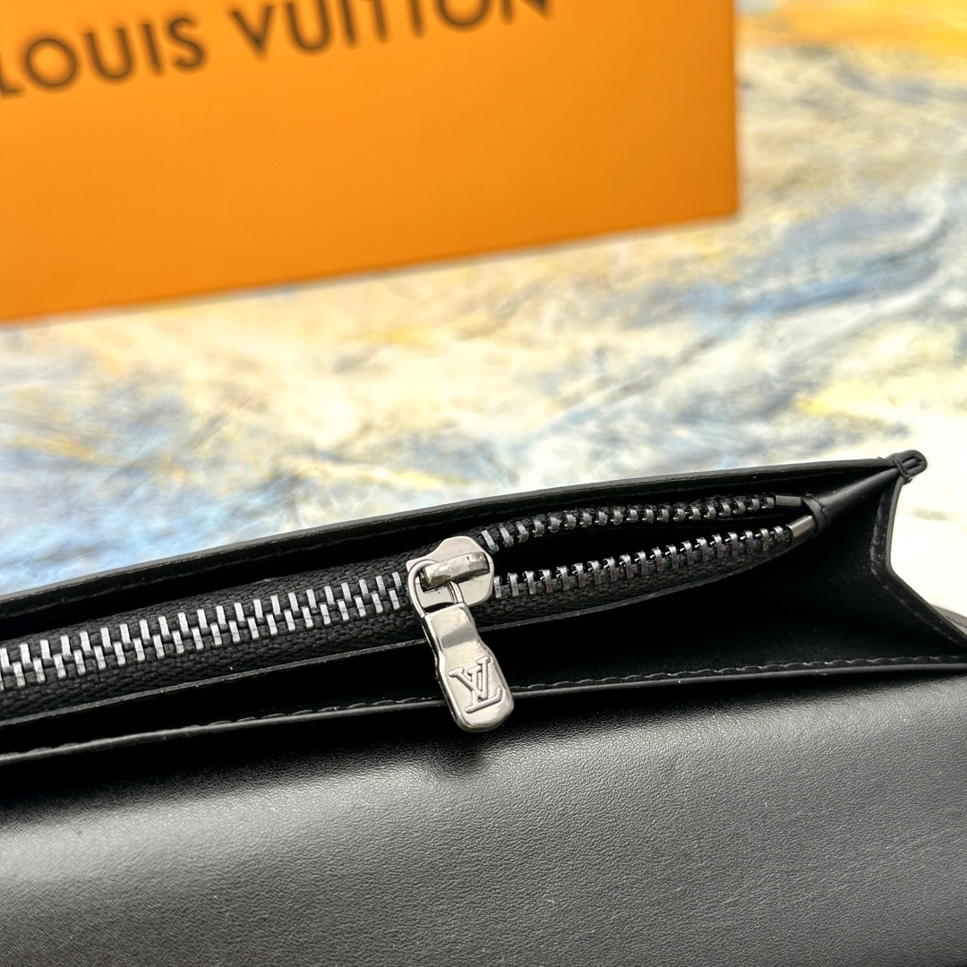 Leather bifold wallet product presentation