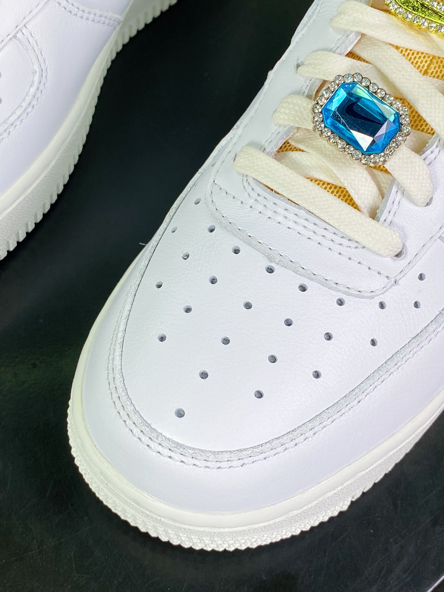 200  Wmns Air Force 1 Low LX ”White/Bling”空军一号经典低帮板鞋“皮革白宝石大象纹钩子”CZ8101-100