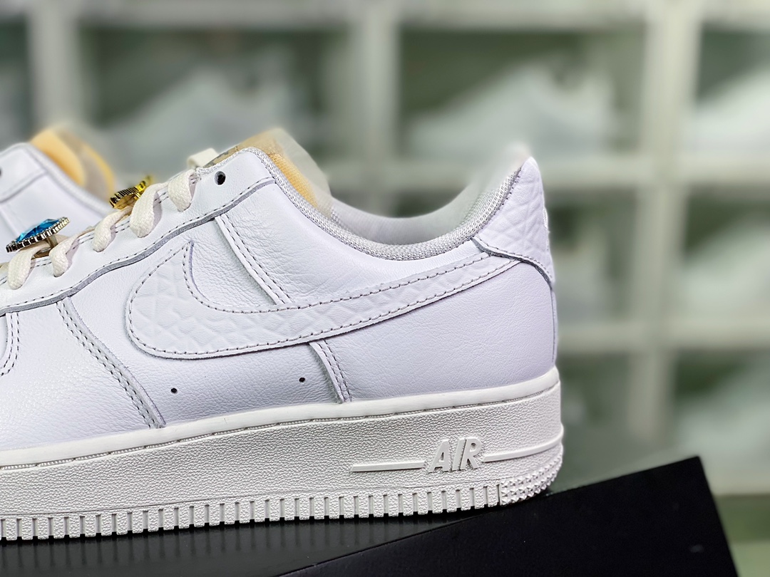 200  Wmns Air Force 1 Low LX ”White/Bling”空军一号经典低帮板鞋“皮革白宝石大象纹钩子”CZ8101-100