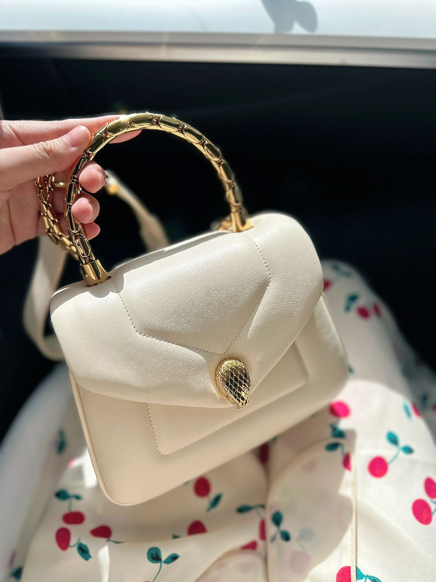 Bulgari Bvlgaris little white bag suitable for spring and summer