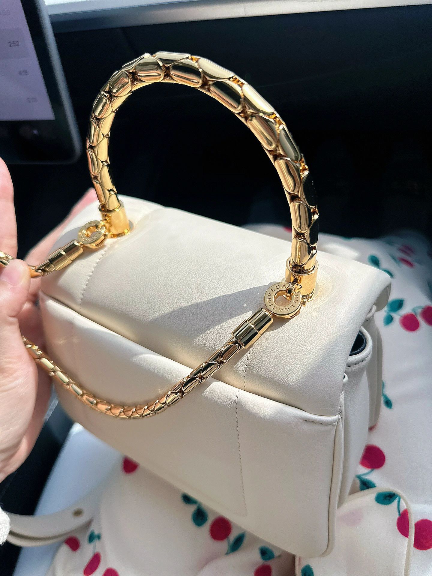 Bulgari Bvlgaris little white bag suitable for spring and summer