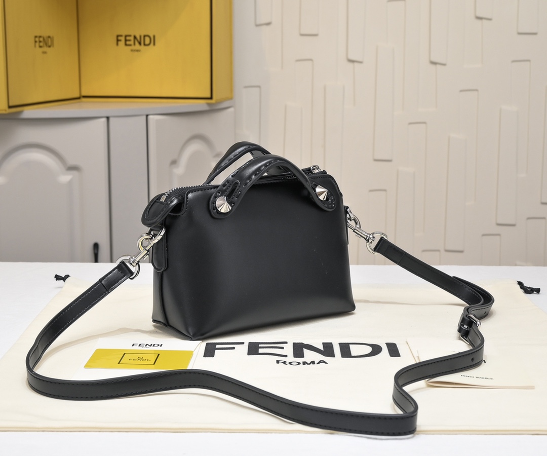 FENDI by the way 波士顿手提袋〰️意大利小🐂皮制作，简约风烫印字母图案，搭配双手柄和长肩