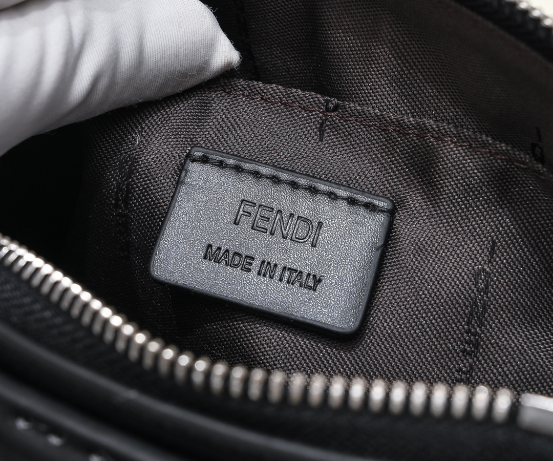 FENDI by the way 波士顿手提袋〰️意大利小🐂皮制作，简约风烫印字母图案，搭配双手柄和长肩