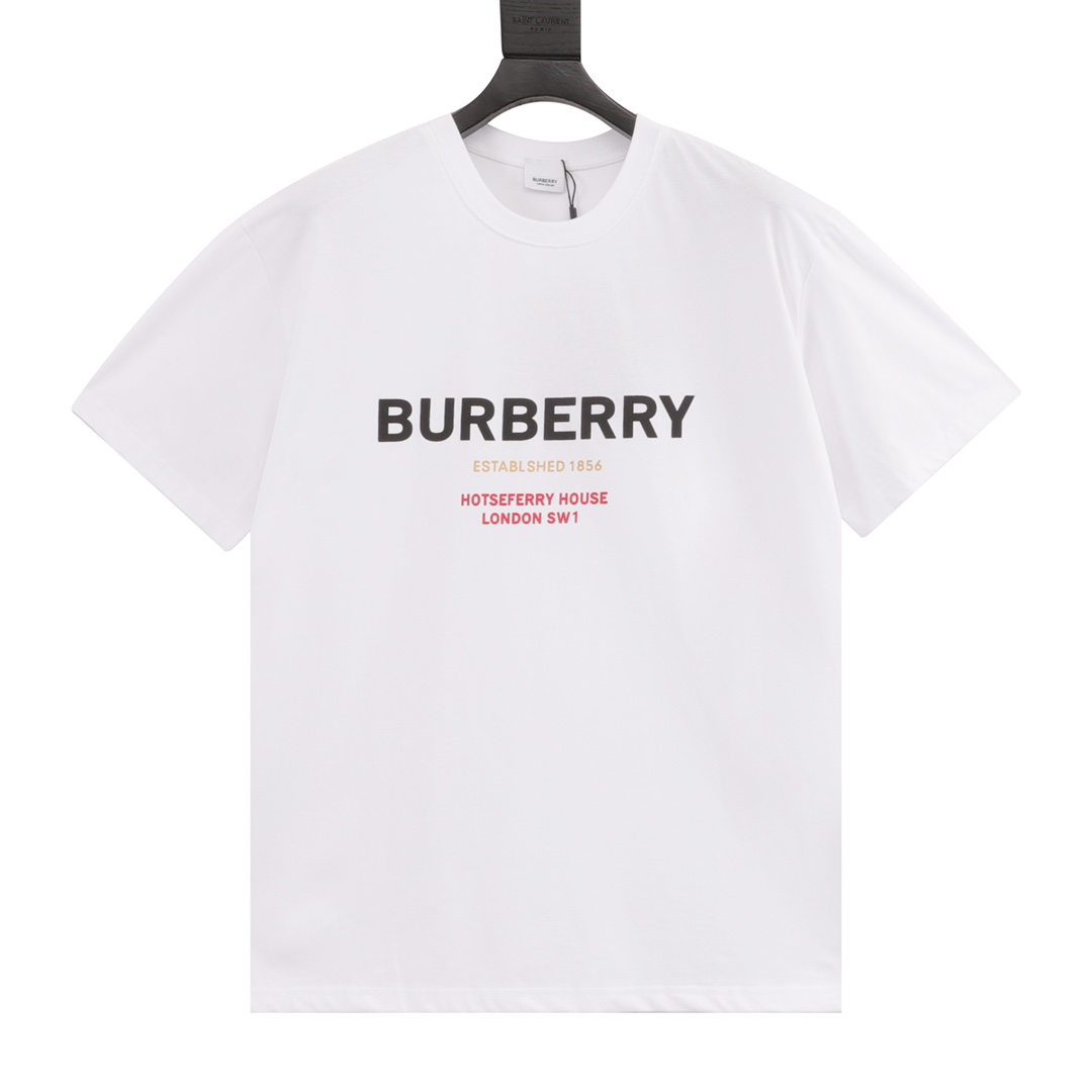 Burberry/巴宝莉 字母徽标印花圆领短袖 春夏新款logo印花情侣短袖 经典耐看，时尚精简的一款标语T 无多余花里胡哨，随意搭配感受英式风格的独特魅力！客供平纹针织棉布制作，质感温润有垂坠感 工整细节的工艺，走线齐整，定织罗纹领口，…