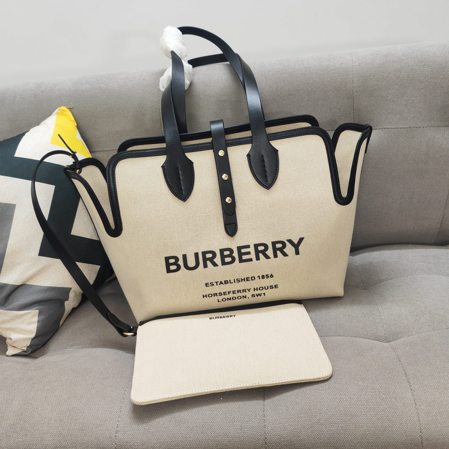 Bur家新款购物袋，采用意大利进口小牛皮拼搭今年超流行的双色帆布，非常实用百搭，超大容量尺寸：35*15*31