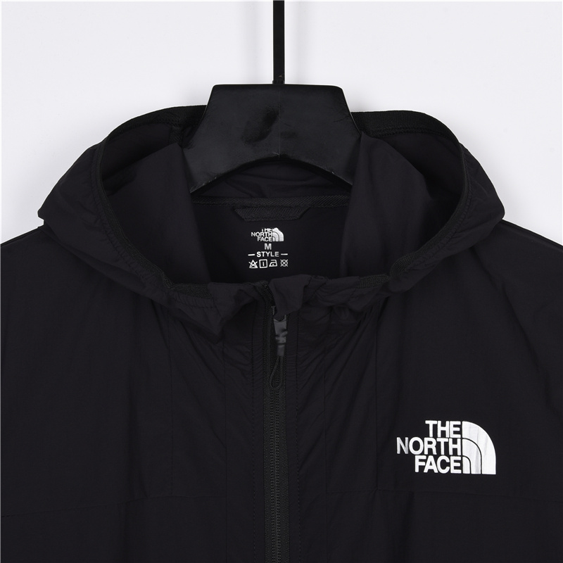 本地自取：💰180 放店120
 The north face 21ss 经典北面 防紫外线 防晒服 适用季节:春夏秋采用防风防泼水面料，一是具有很好防风性能，二是有防泼水处理，将水分阻止表面三是能有效阻尘 阻油服饰表面干净颜色【白色】 Size：s-xxl