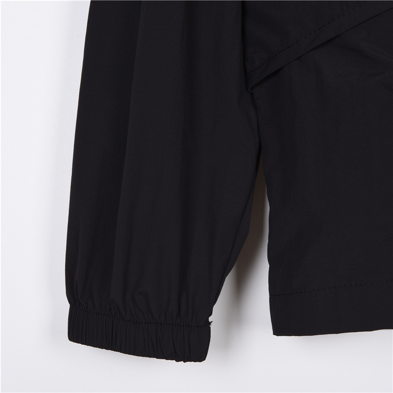 本地自取：💰180 放店120
 The north face 21ss 经典北面 防紫外线 防晒服 适用季节:春夏秋采用防风防泼水面料，一是具有很好防风性能，二是有防泼水处理，将水分阻止表面三是能有效阻尘 阻油服饰表面干净颜色【白色】 Size：s-xxl