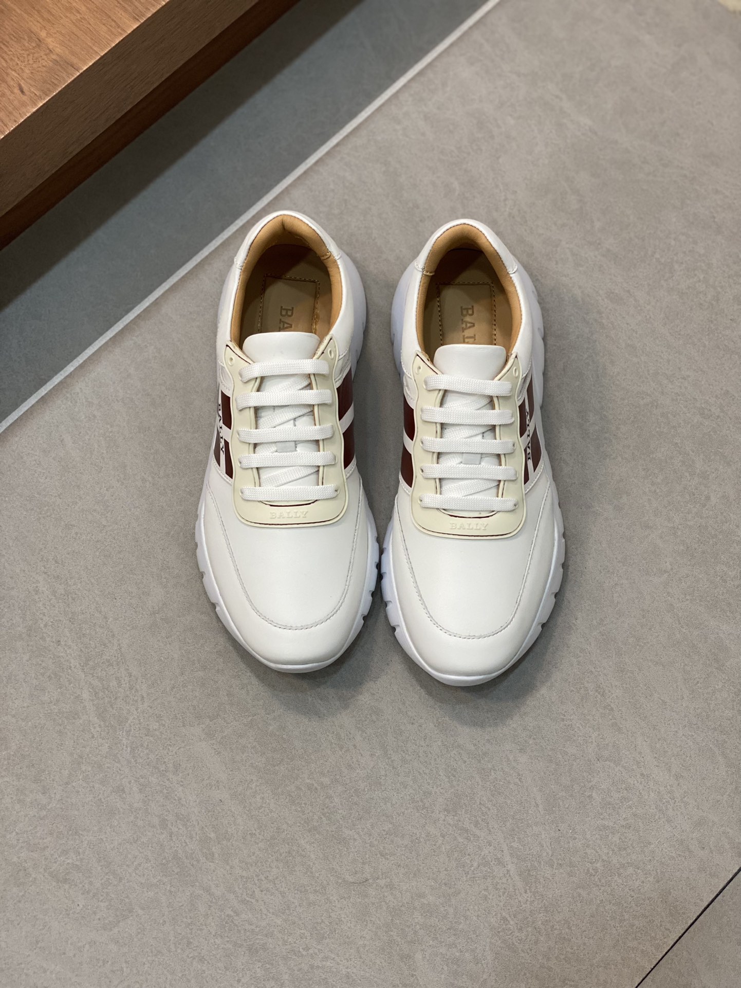 Los modernos zapatos deportivos casuales de cuero para hombres de Bally/Bally están hechos de materias primas…