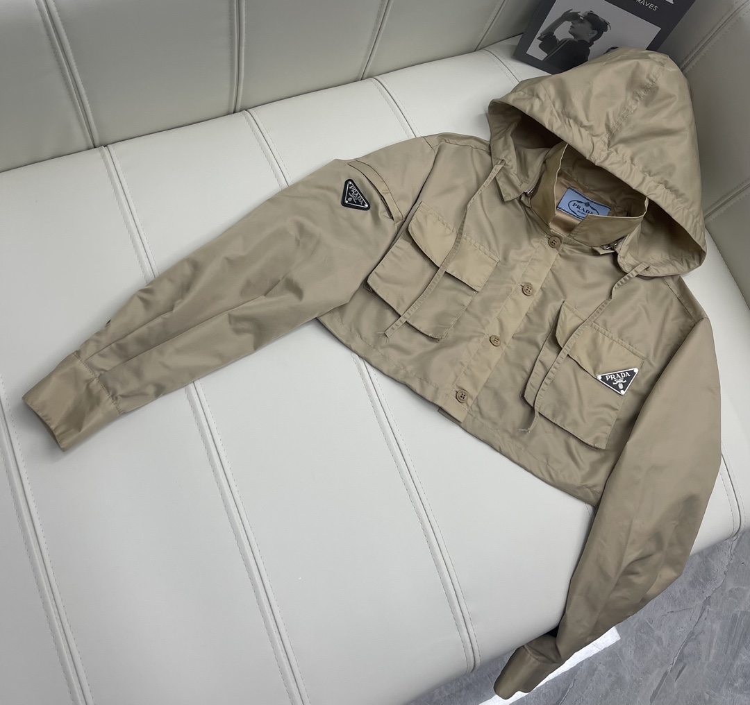 NO:696820,Prad* New product on the shelves Workwear casual suit Customized and exclusive environmentally friendly recycled fabrics Stiff and stylish Full of details Hem closing design Matches work shorts The upper body is cool and fashionable Good for age reduction Perfect workmanship quality depends on the details Must-have style High version 3 colors, prada, shorts,19860909Prad* 新品上架 工装休闲套装 定制专属环保再生面料 挺括有型 细节满满 下摆收口设计 搭配工装短裤 上身潮酷时尚 减龄佳品 完美做工品质看细节 必备款 高版本3色,,prada,shorts,,Women's clothing