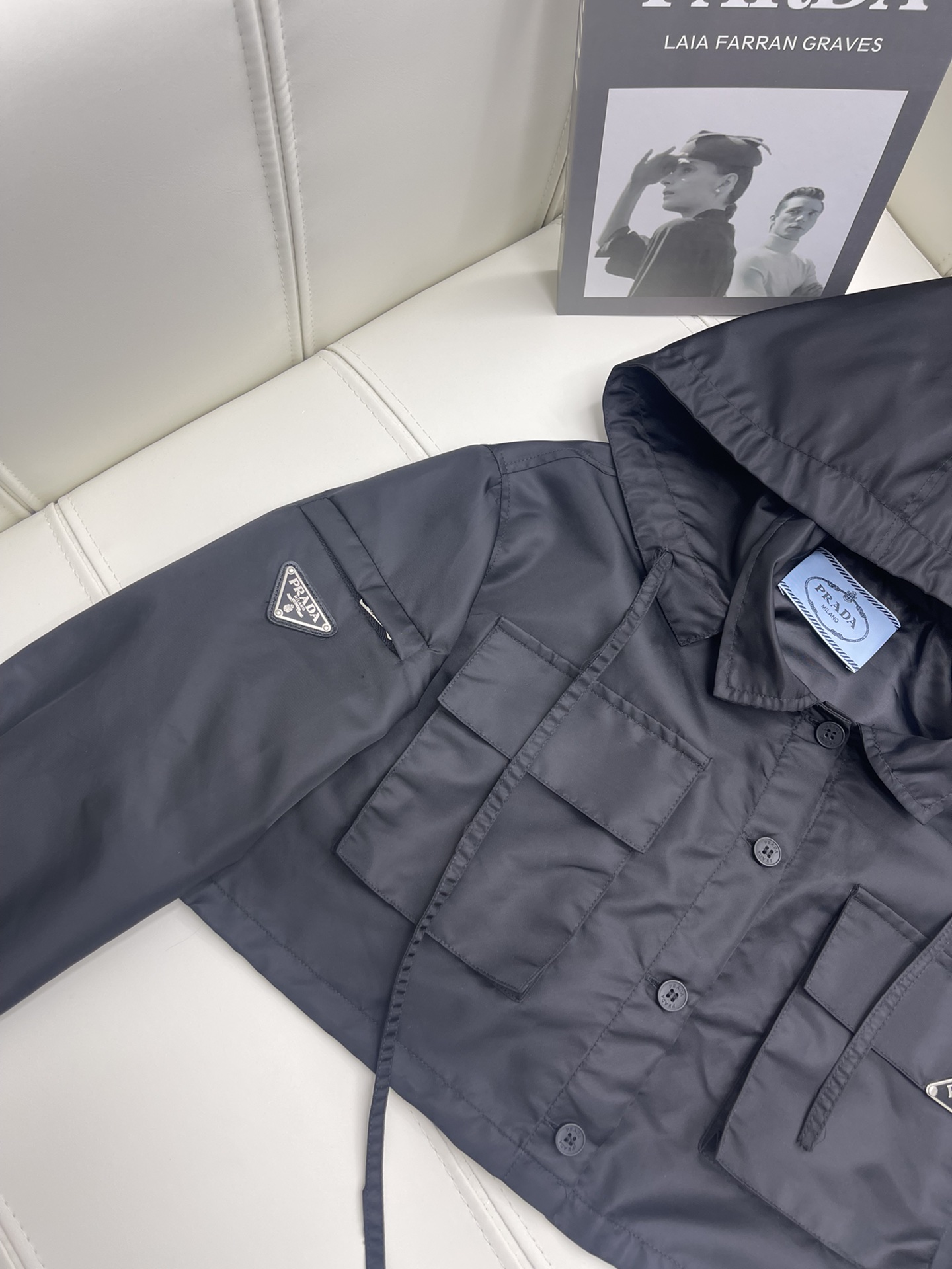 NO:696831,Prad* New product on the shelves Workwear casual suit Customized and exclusive environmentally friendly recycled fabrics Stiff and stylish Full of details Hem closing design Matches work shorts The upper body is cool and fashionable Good for age reduction Perfect workmanship quality depends on the details Must-have style High version 3 colors, prada, shorts,19860909Prad* 新品上架 工装休闲套装 定制专属环保再生面料 挺括有型 细节满满 下摆收口设计 搭配工装短裤 上身潮酷时尚 减龄佳品 完美做工品质看细节 必备款 高版本3色,,prada,shorts,,Women's clothing