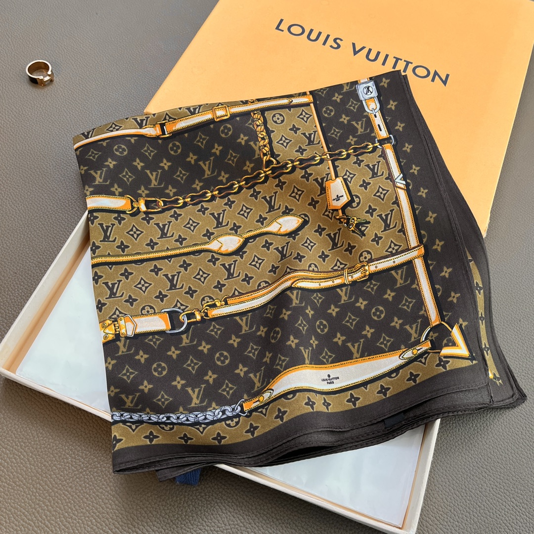 批  LOUIS VUITTON （路易威登）\nYD%桑蚕丝素绉缎。 百搭小方巾，减龄气质优雅，既可当头巾，服装搭配等必备单品，柔软舒适亲肤，size