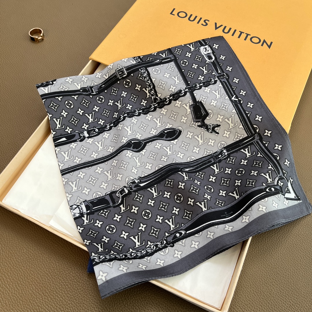 批  LOUIS VUITTON （路易威登）\nYD%桑蚕丝素绉缎。 百搭小方巾，减龄气质优雅，既可当头巾，服装搭配等必备单品，柔软舒适亲肤，size