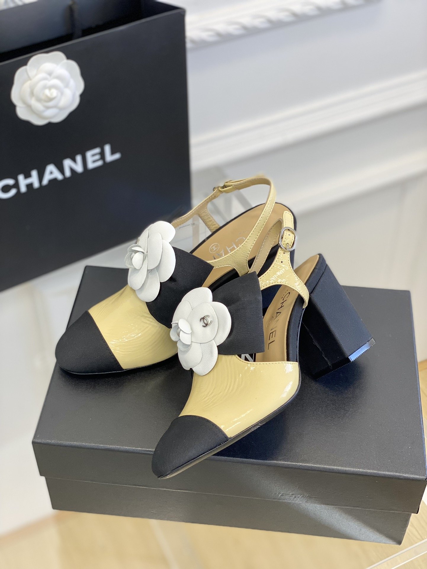 Chanel23早春新款山茶花凉鞋！