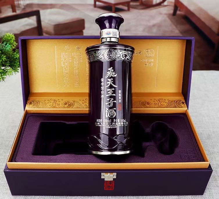 【飞天王子紫气东来】53度，酱香型，500ML，整六箱瓶。经大典曲酱香，纯粮酿造，不添加一酒滴精，严格遵循“12987”坤酒沙工艺，瓶身注标基酒轮次，取比酒例以基及酒酒体。包装大庄气重，盒身图案烫金体字工艺，印有天飞纹样，处彰处显其浓厚文的化与艺的术美学价值。