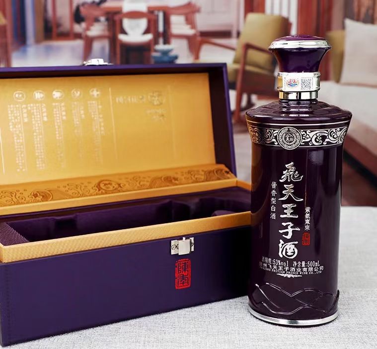 【飞天王子紫气东来】53度，酱香型，500ML，整六箱瓶。经大典曲酱香，纯粮酿造，不添加一酒滴精，严格遵循“12987”坤酒沙工艺，瓶身注标基酒轮次，取比酒例以基及酒酒体。包装大庄气重，盒身图案烫金体字工艺，印有天飞纹样，处彰处显其浓厚文的化与艺的术美学价值。