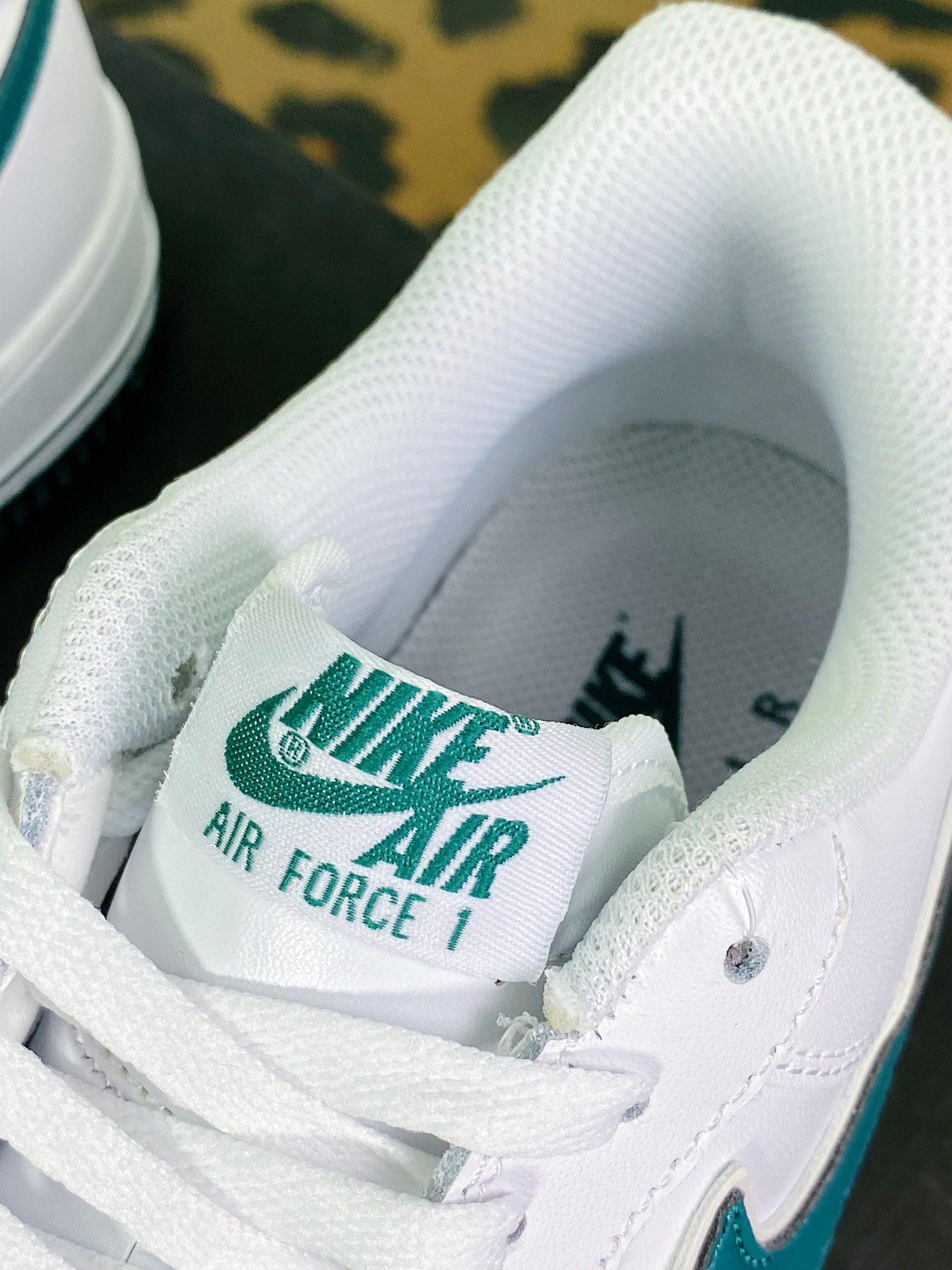 220  Air Force 1 '07 Low QS”White/University Blue Mini Swoosh”空军一号经典低帮板鞋“皮革白墨绿刺绣小钩子”CV5696-966