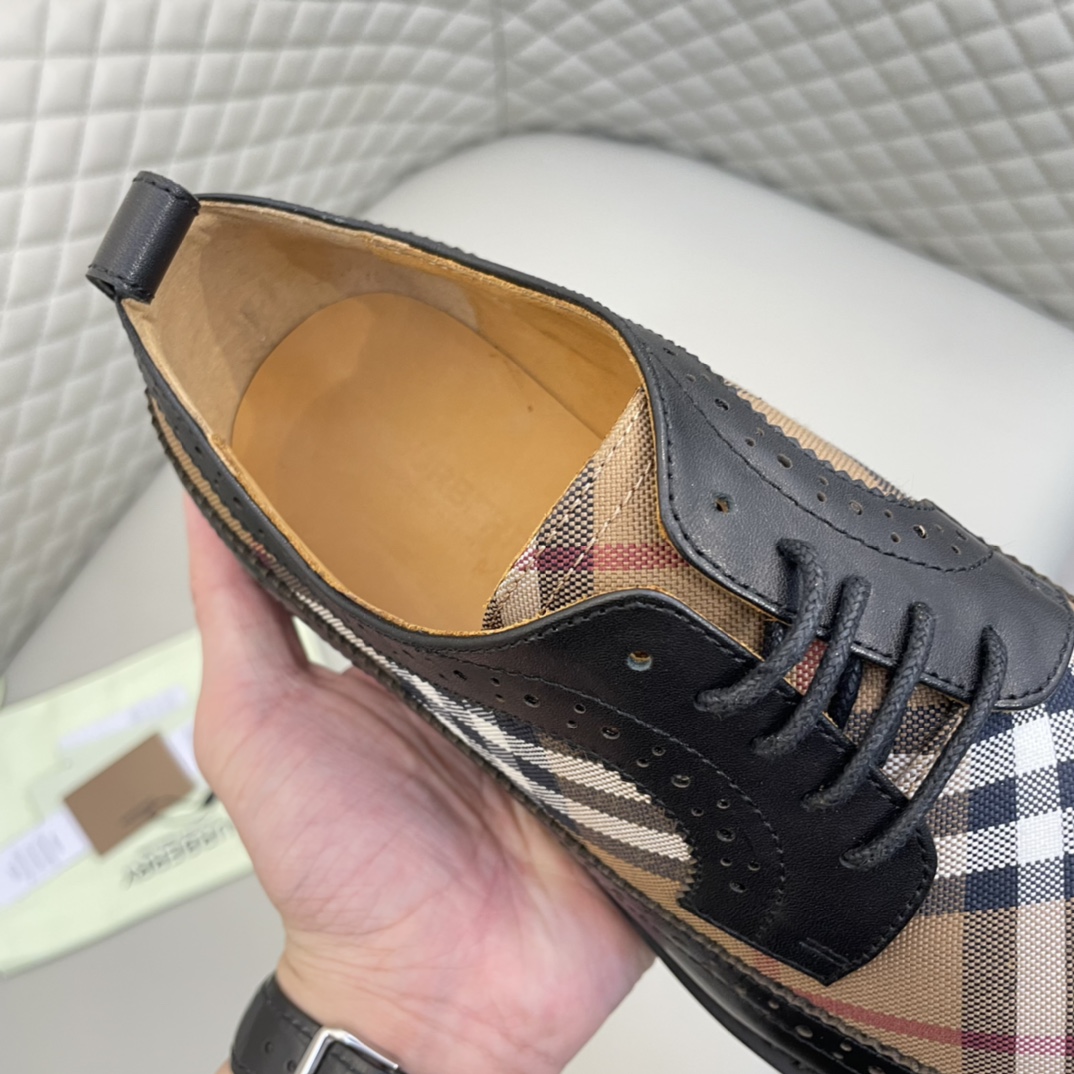Precio de venta: P350 Calidad originalMarca: Burberr* "Burberry*" Zapatos de pielTalla: 38-44 (se pu