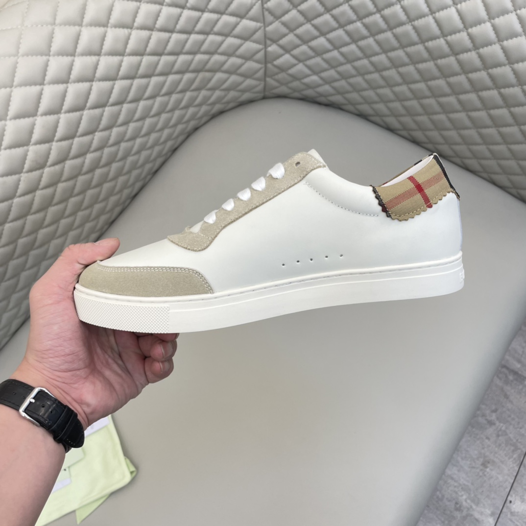 Precio de venta: P250 Original qualityTrademark: Burberr* "Burberry*" lowtop loafersSize: 38-44 (se 